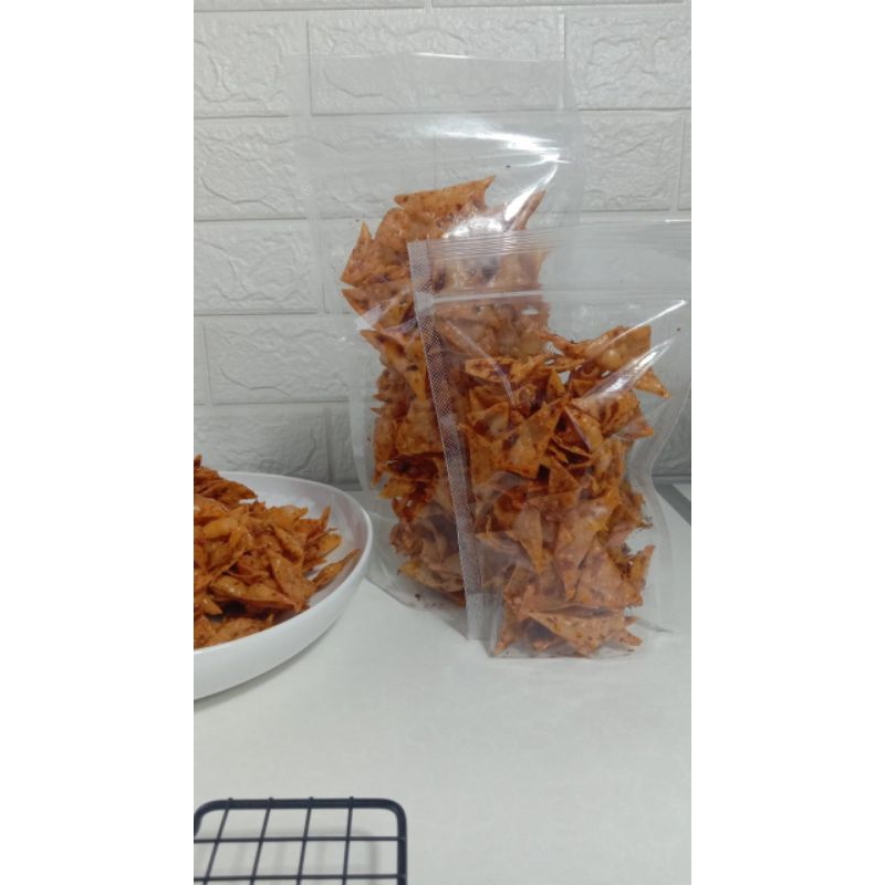 

Keripik Kulit Pangsit Pedas daun jeruk