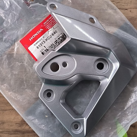 BRACKET KUPING LAMPU GARNISH KANAN SILVER HONDA TIGER REVO 61313KCJ640