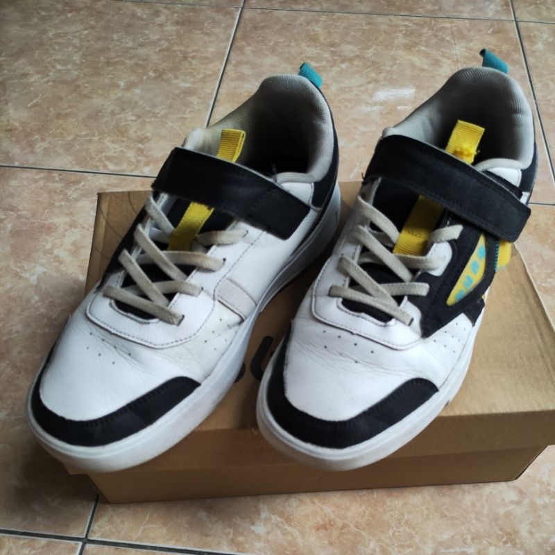 Preloved 361 degrees kids sepatu putih hitam ukuran 39