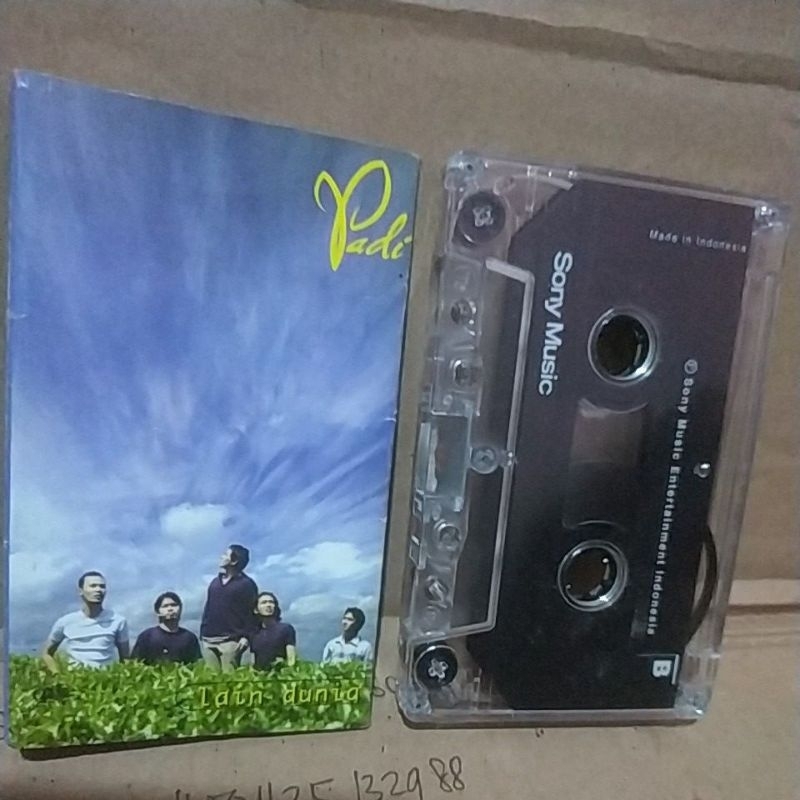 Kaset pita Padi - Lain Dunia