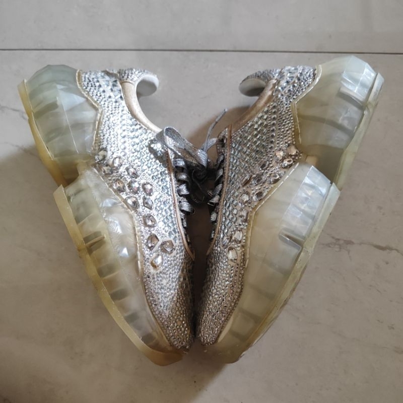 SEPATU JIMMY CHOO (TAPAK BEDA)