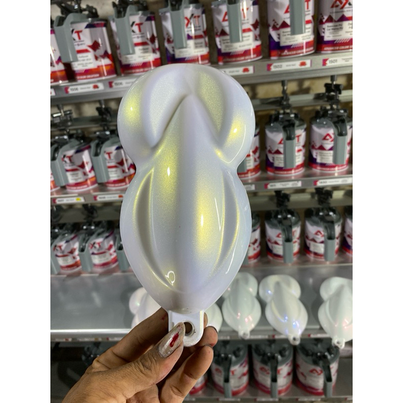 

cat dasar putih + special effect gold PU (AXT)