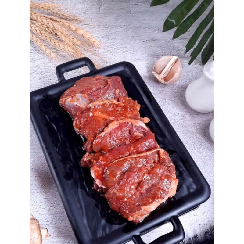 

Sirloin steak marinasi tinggal panggang, plus saos jamur