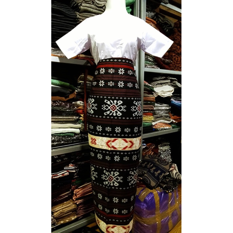 1 SET BAJU PUTIH DAN SARUNG WANITA TORAJA