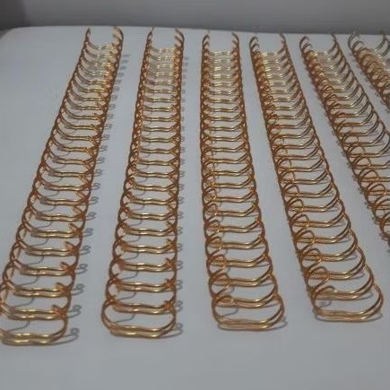 

Ring Jilid Kawat Nomor 8 Spiral 1/2 F4 38 lubang Emas Silver Pitch 3:1 12mm 105 lembar Golden Wire Binding