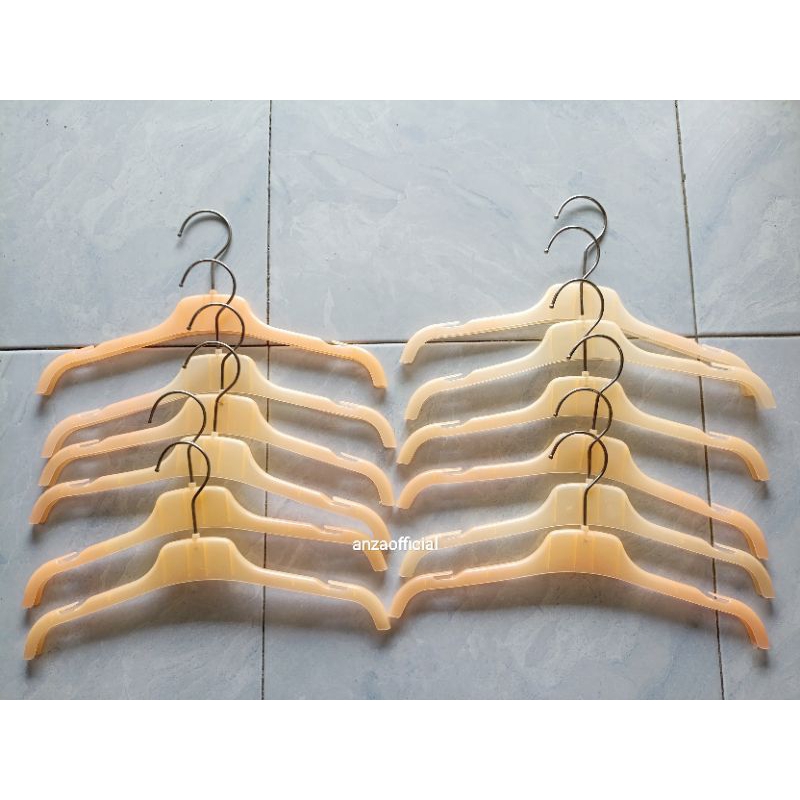 [PRELOVED] Hanger Plastik Anak 282 Second 1lusin / Hanger Bekas Jualan 12pcs