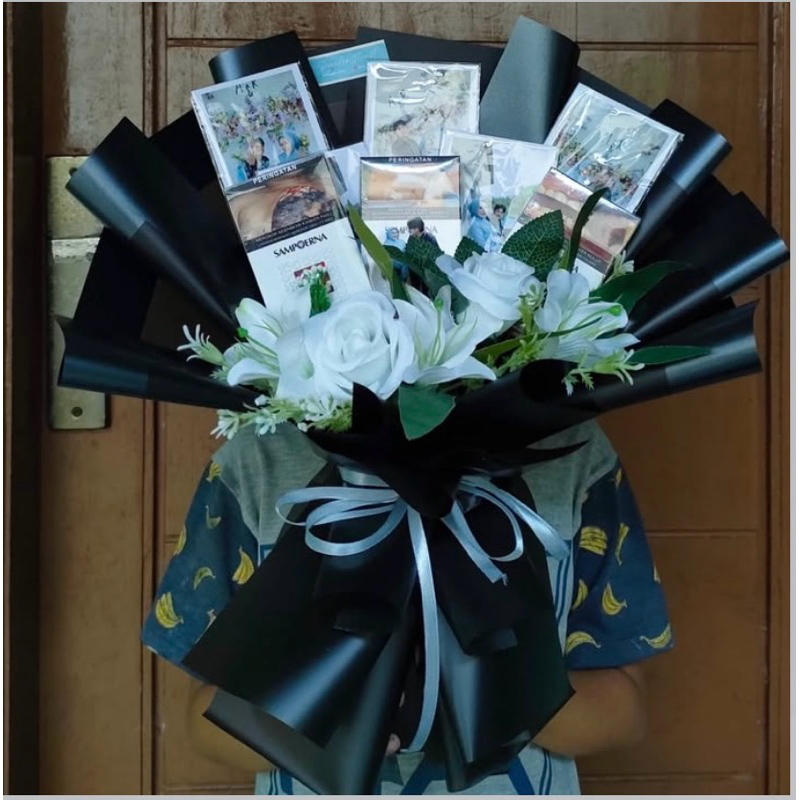 

bucket bunga , uang , coklat , tokok , gift , kopi