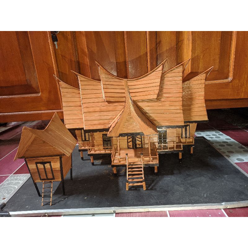 kerajinan miniatur rumah gadang adat Minang