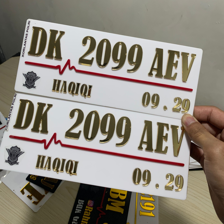 Plat Nomor Motor Akrilik Timbul Variasi Gold dan Silver Custom Baut Tanam Murah Original