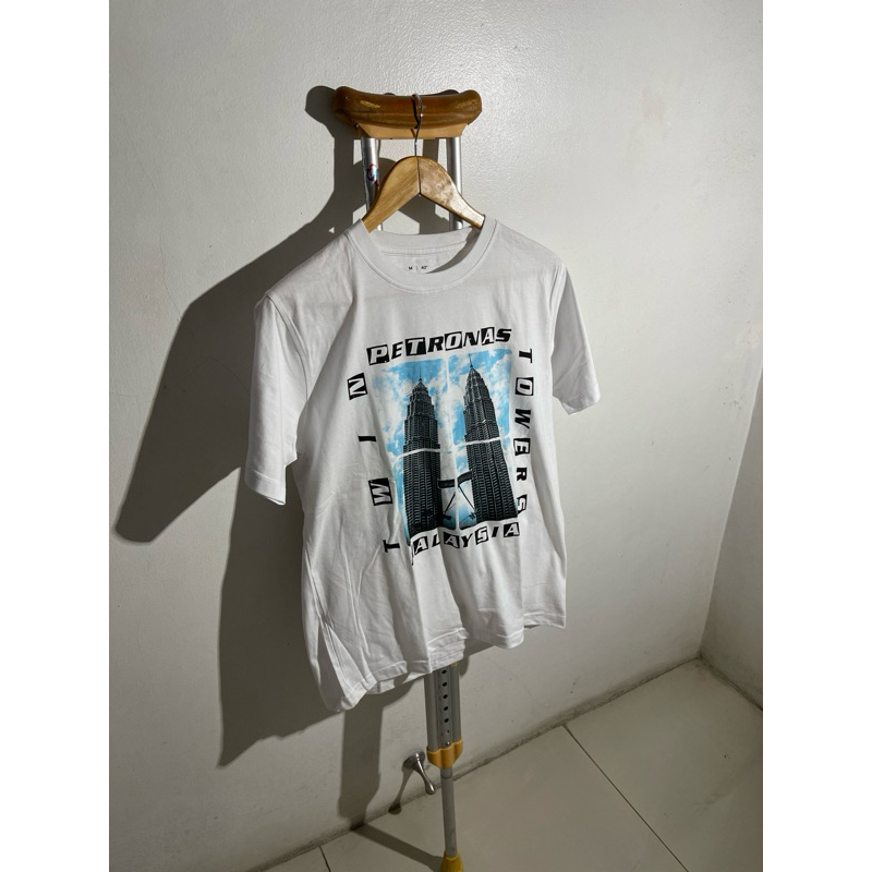 Petronas White t shirt. Good condition. 100% original. Size M. baju oleh oleh petronas dari malaysia