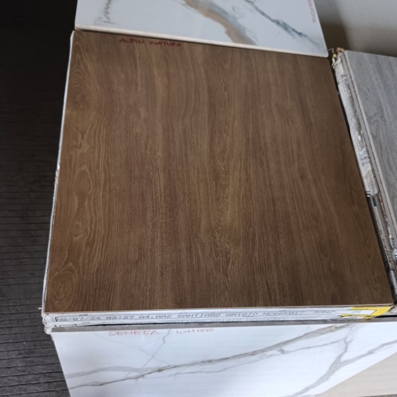 Granit lantai 60x60 motif kayu Alfin natural
