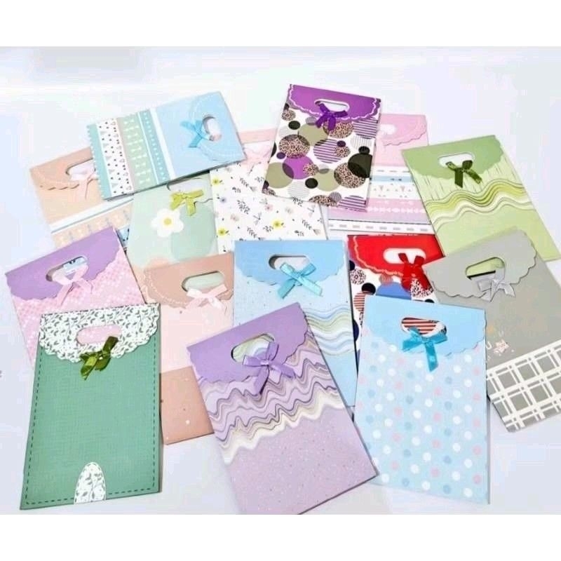 

Hand Bag kado / Tas Hampers pita / Paper Bag Pita TEBAL / Gable box bingkisan / tas kertas / Goodie bag motif lucu / Tas Karton Tebal motif / paperbag kertas tebal