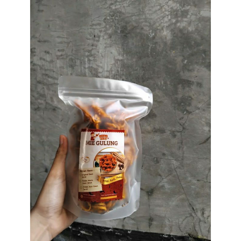 

MIE GULUNG VIRAL MIE GULUNG PEDAS ASIN DAUN JERUK 200 GR