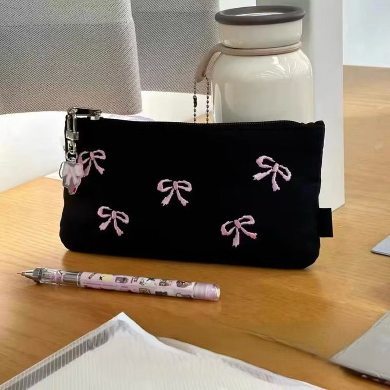 

Tempat Pensil Ribbon Black Pink Free Gantungan Kunci Tempat Penyimpanan Alat Tulis Pouch Serbaguna