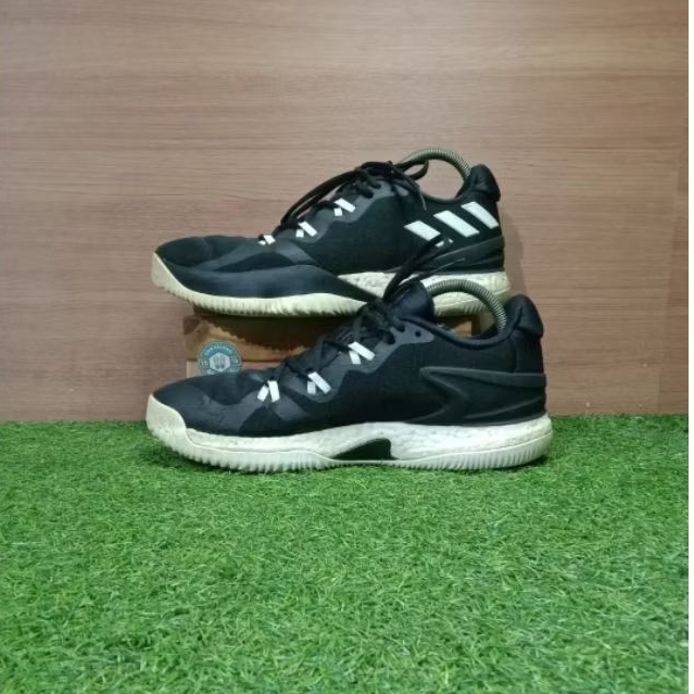 Sepatu adidas crazyLight Boost
