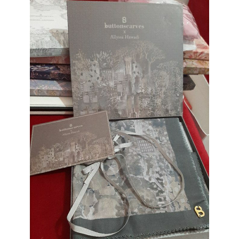 Preloved Buttonscarves New York Reborn