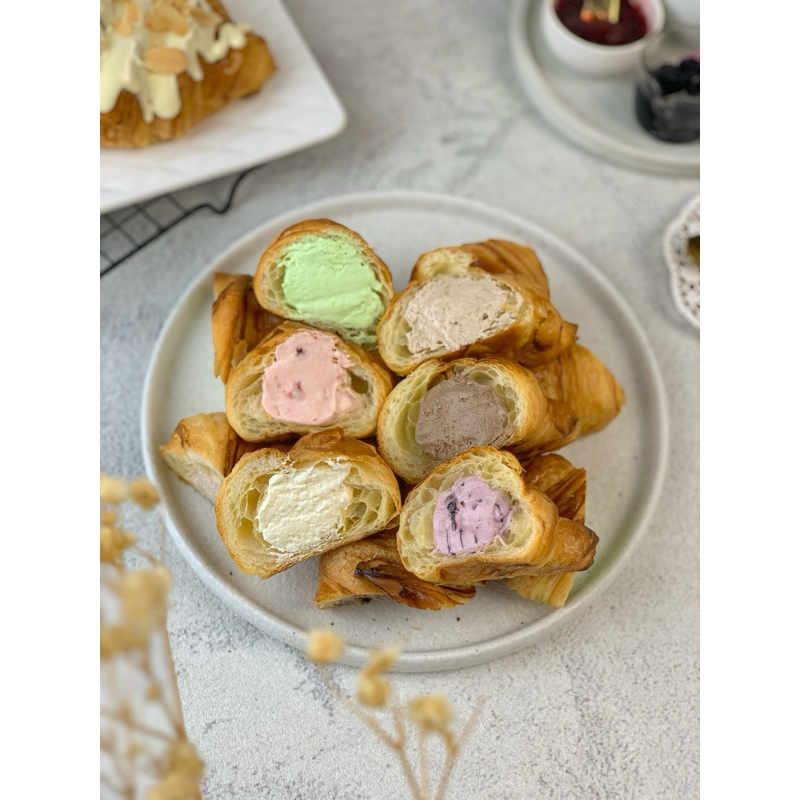 

Savana Cakery-Croissant Mini Blueberry
