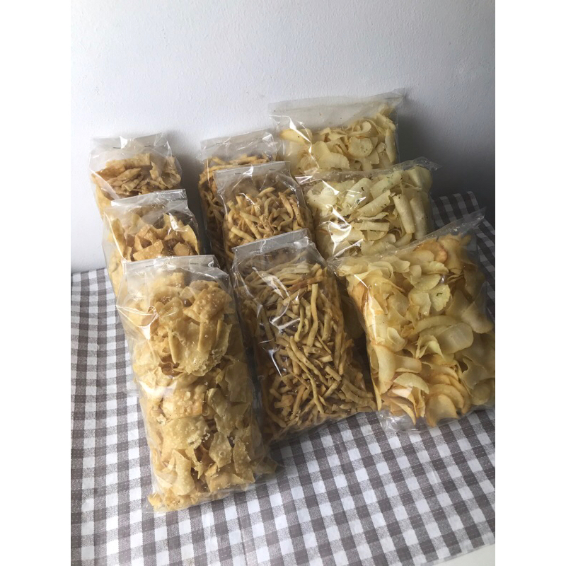 

Snack Kue bawang pangsit sistik cheese stick keripik singkong/kue lebaran