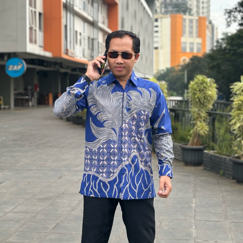 BIRU ELEKTRIK Kemeja batik pria bahan katun lapis furing trikot lengan panjang
