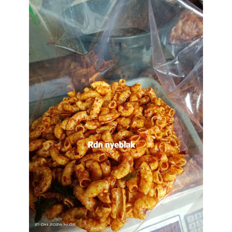 

250 grm makroni kriuk. makroni bocil dengan daun jeruk