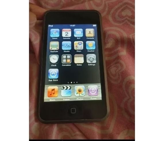 ipod touch gen 1 16 GB normal baterai awet banyak lagu musik banyak game