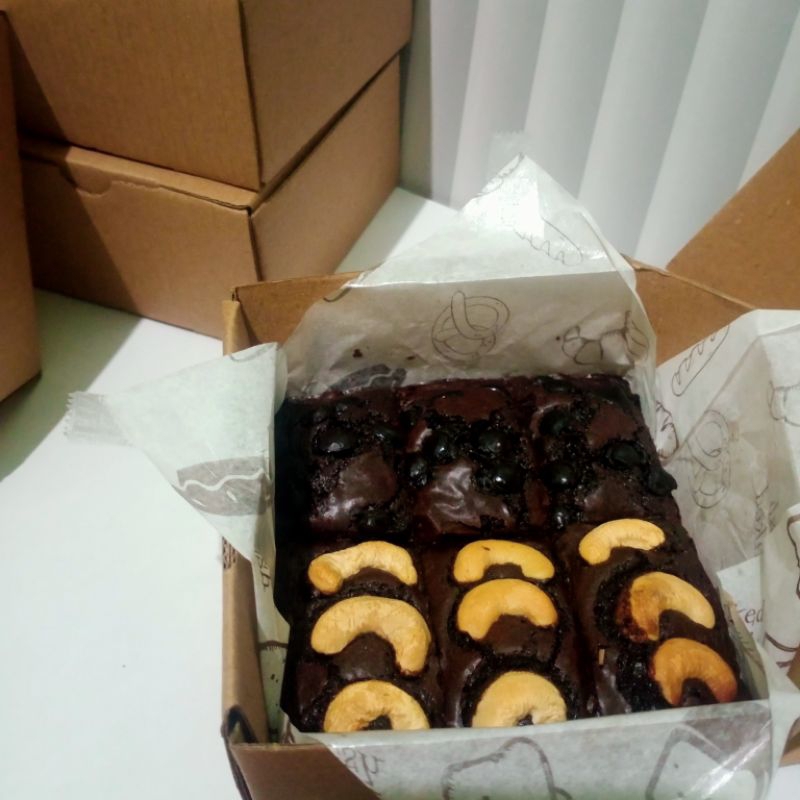 

Brownies Oven Coklat/ Fudgy Brownies size 10*10cm/6 potong 2 pilihan toping.