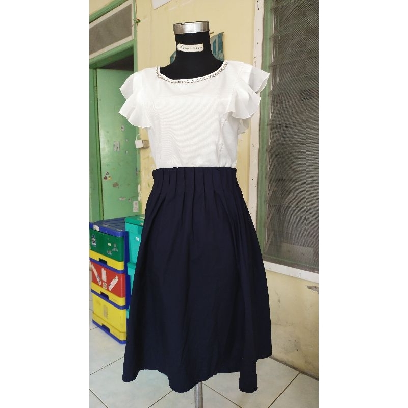 Blus Putih dengan Rok Hitam Wanita