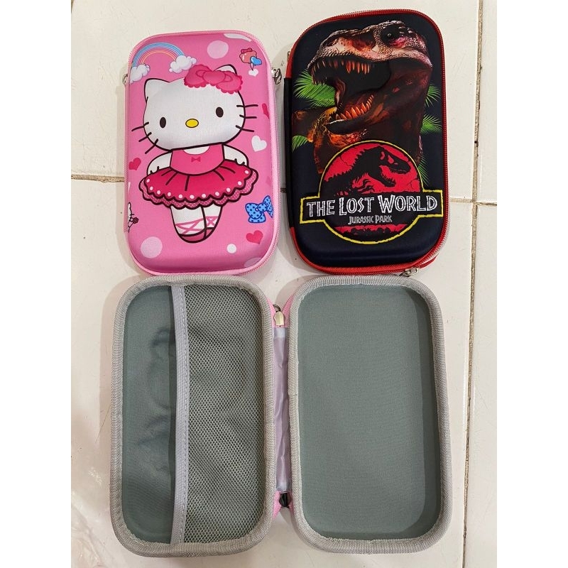 

Qori Store - Kotak Pensil Kain / Kotak Pensil Kain Karakter / Kotak Pensil Kain Motif Karakter / Kotak Pensil Karakter / Kotak Pensil Sekolah