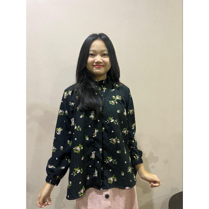 blouse motif bunga warna hitam dan lilac bahan crinkle premium