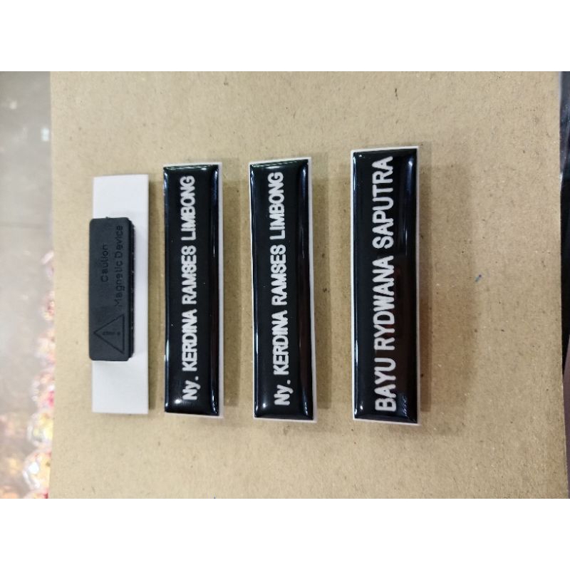 

papan nama gravir lapis kaca magnet