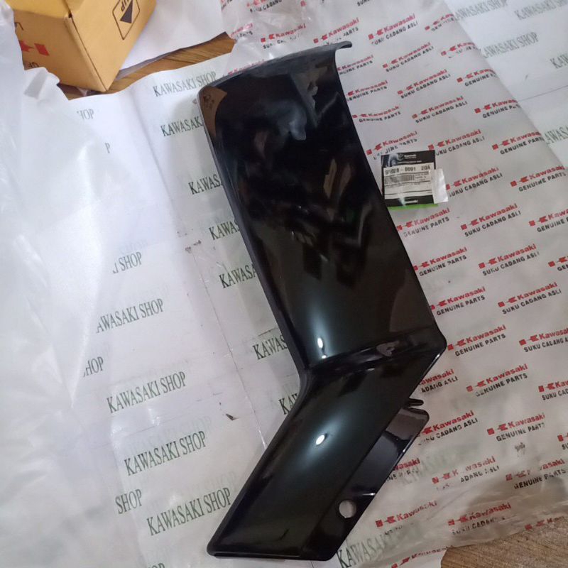 body sayap luar zx130 kanan hitam original kawasaki