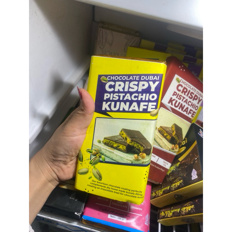 

CHOCOLATE DUBAI PISTACHIO KUNAFE 1(gimana ada stok d kirim yg kuning ato merah)