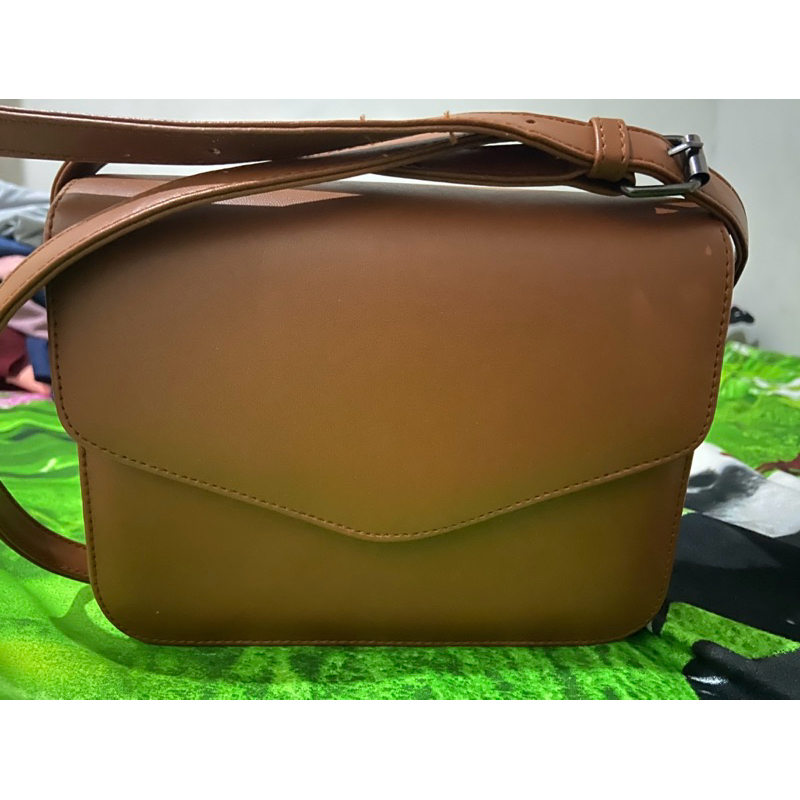 Tas slempang kotak warna coklat