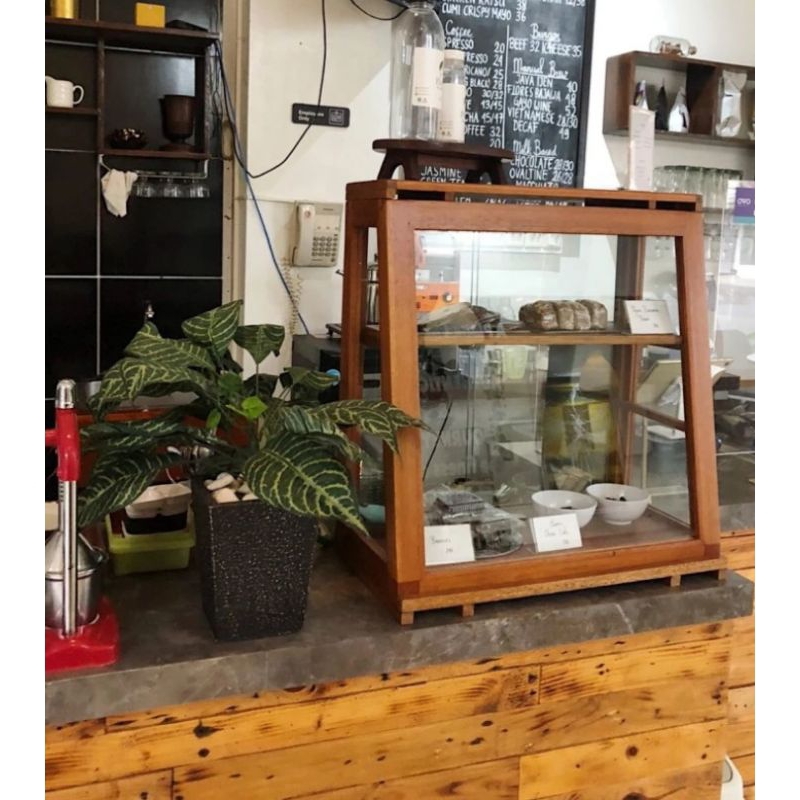 Etalase mini kafe food display kayu jati Belanda dan kaca ukuran 60x30x60