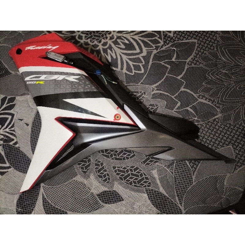 FAIRING KIRI CBR150R SET TINGGAL PASANG UDAH FULL BODY KASAR DAN BODY ABU HALUS NYA BONUS SEN KIRI K
