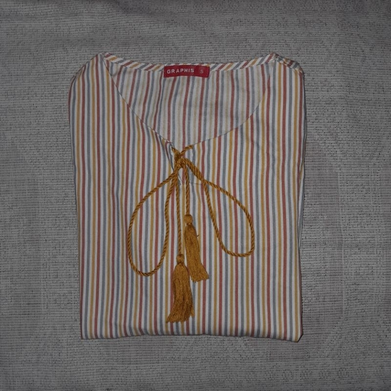 Preloved Kemeja Wanita Salur | Blouse Lebaran Graphis