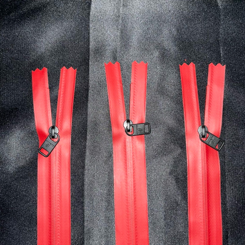 Resleting Anti Air / Zipper Waterproof YKK No.3 @harga/pcs. Warna Merah Doff, Panjang (21 - 24 cm). 