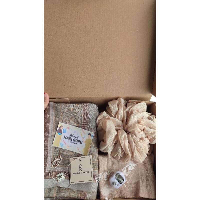 

Paket giftbox hijab motif
