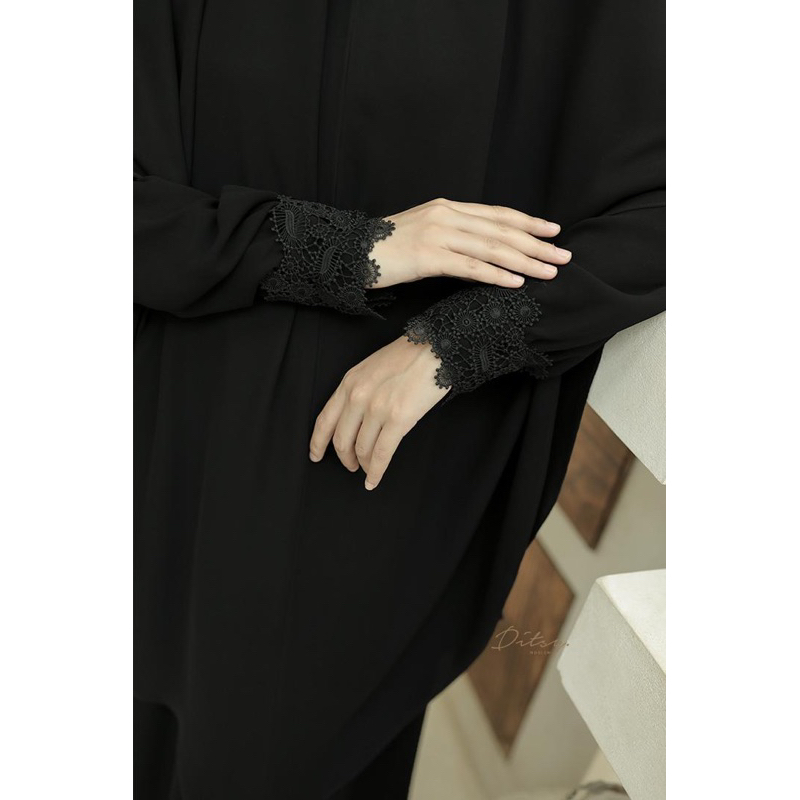 [SIAP KIRIM] LINNAEA MAIRA JETBLACK LACE MAZEN BLACK SERIES SIZE XS S M L BY DITSY - GAMIS DITSY CAN
