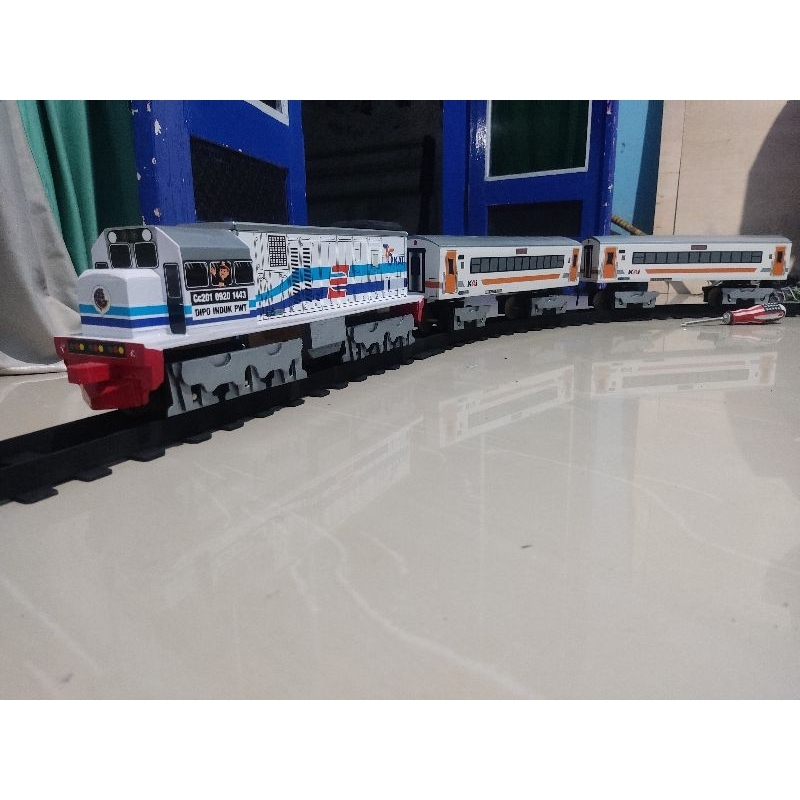 satu set miniatur cc201 white blue bermesin+ rel+ batrai cas