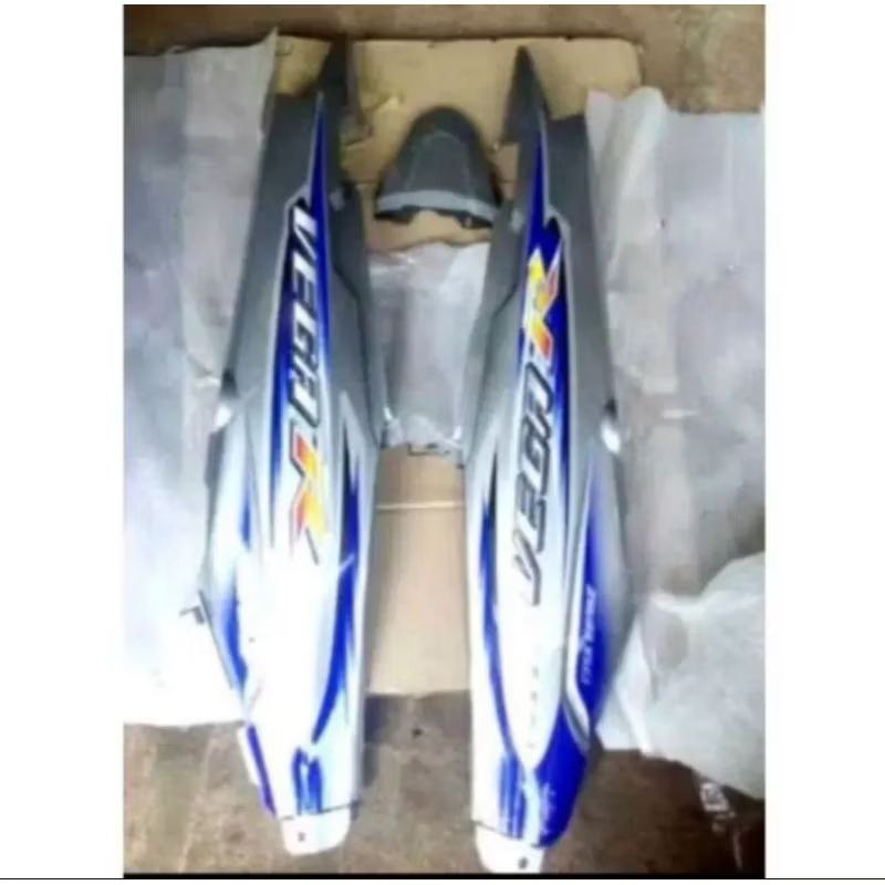 COVER BODY BELAKANG VEGA R NEW WARNA SILVER PLUS STRIPING BIRU