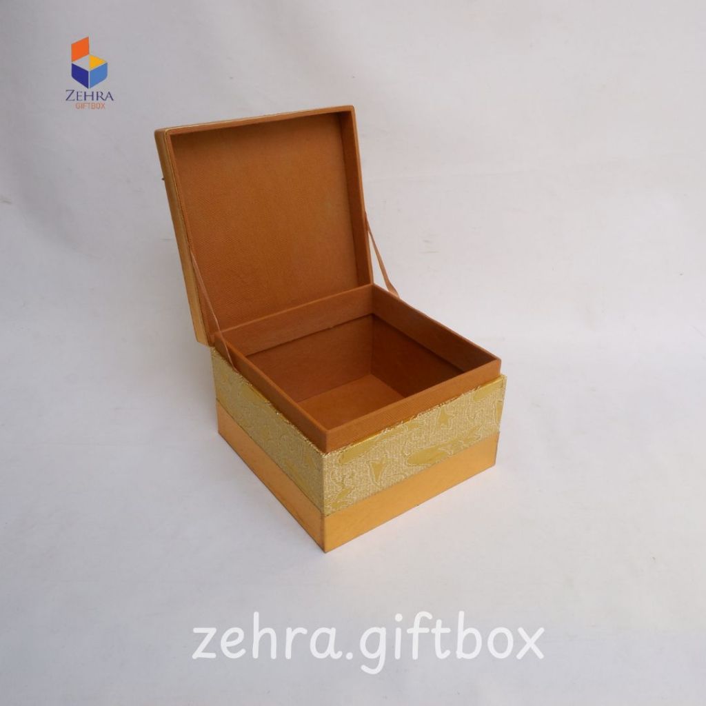 

Kotak Hampers Warna Emas | Box Souvenir Elegan Ulangtahun Pernikahan Lebaran Termurah