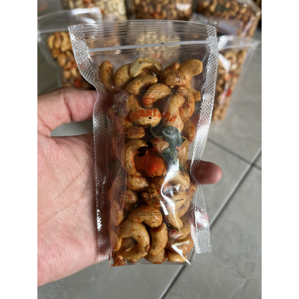 

100 gram Kacang Mete Asli Utuh Goreng Bawang dan Rasa Pedas Daun Jeruk - Snacks - Food