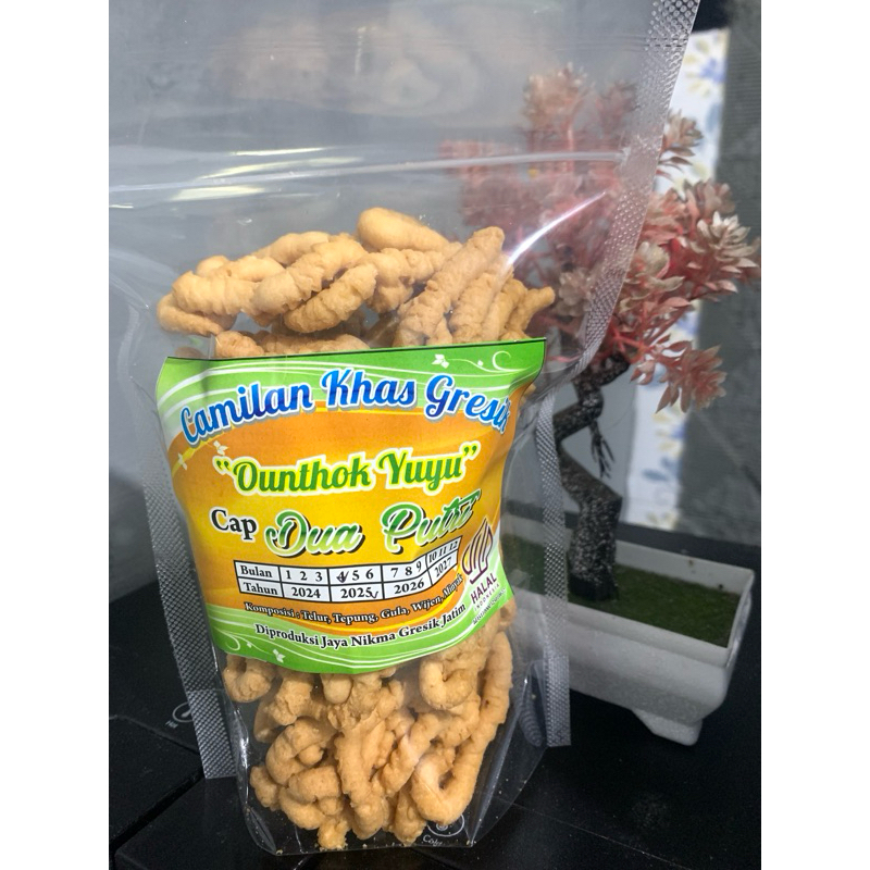 

Camilan Enak Khas Gresik Ounthuk Yuyu Cap Dua Putri