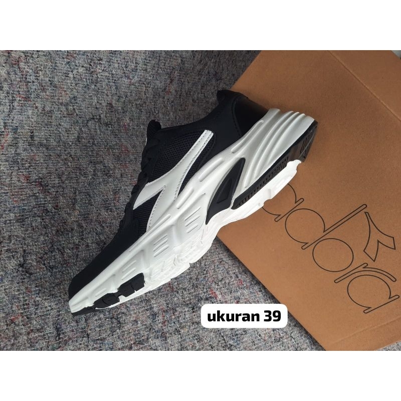 sepatu sport runing diadora hitam original