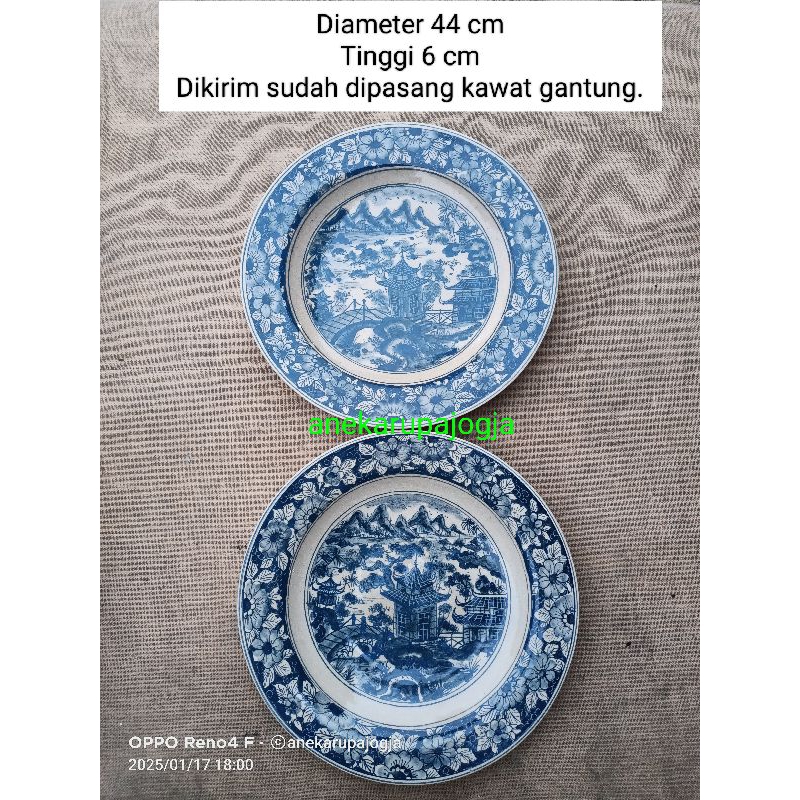 2 buah piring gantung keramik lukis motif imari biru putih gambar pemandangan negri china  untuk dek