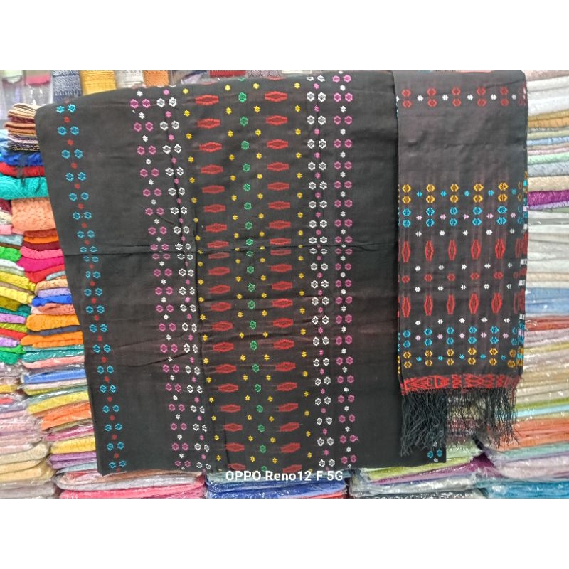 SONGKET TARUTUNG TUMTUMAN SAMBUNGAN MOTIF PUCCAK BINTIK WARNA HITAM TUMPAL MERAH.