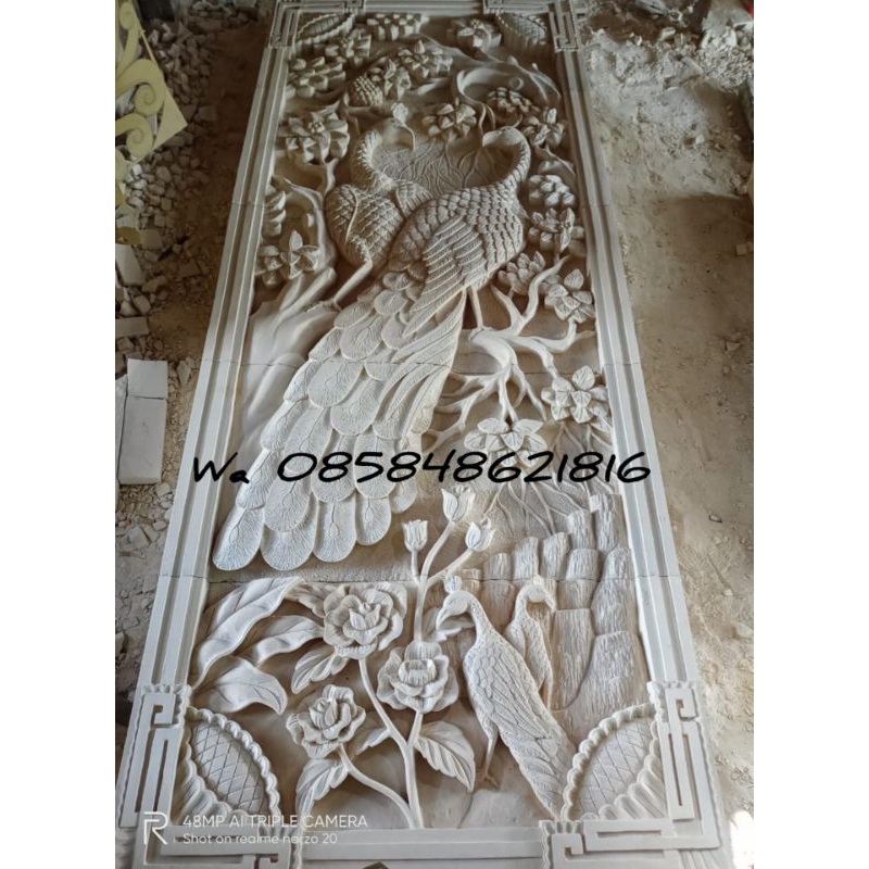 ukir batu alam untuk hiasan dinding motif burung merak