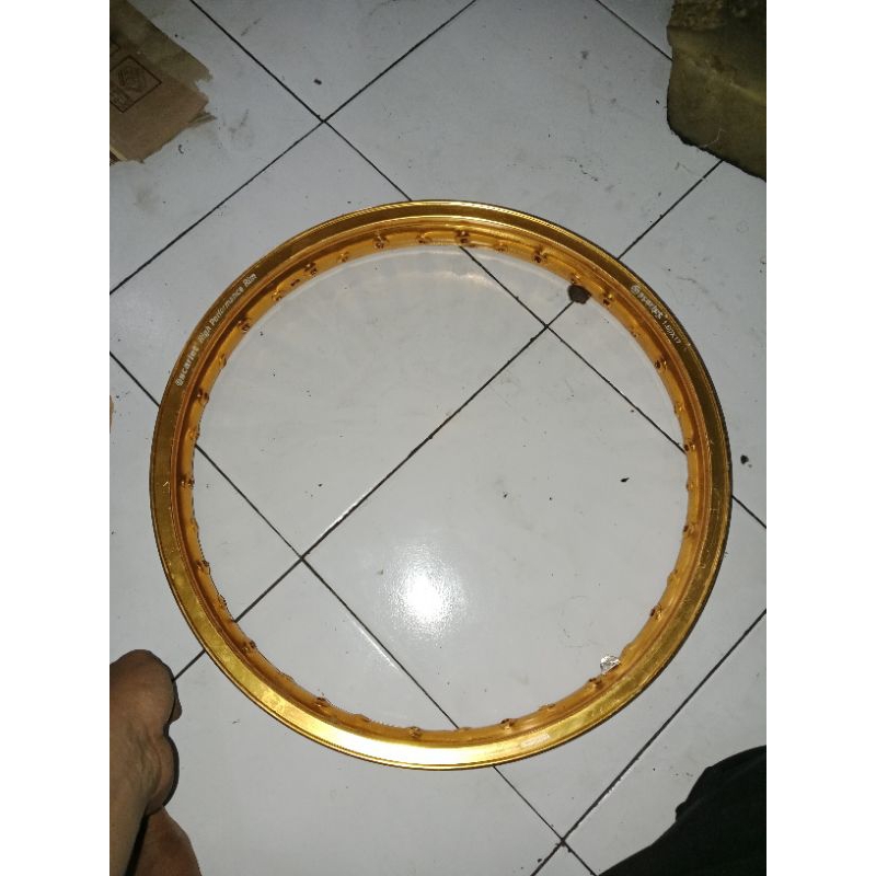 Velg scarlet ring 17 160 gold stok lama