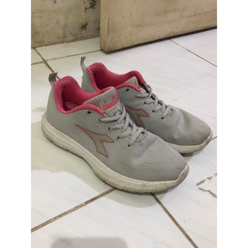 sepatu diadora olahraga lari runing second thrift preloved